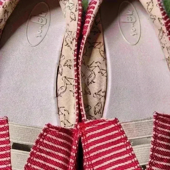 Sanuk slip on casual flat loafer shoes red and white stretch size 8USA - Picture 6 of 14
